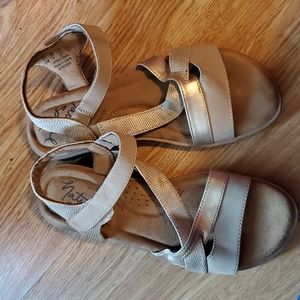 Natural soul sandals